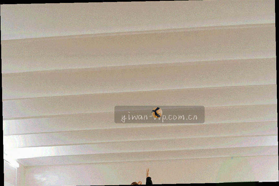 三栏并排的纸质版面示意图，第二栏被高亮，纸张叠层与印刷边框清晰可见